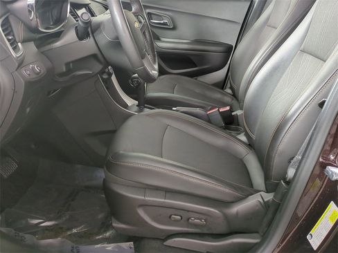 Used 2022 Chevrolet Trax LT w/ LT Convenience Package image 18