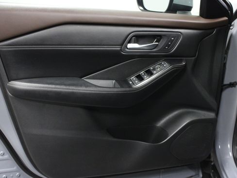 Used 2023 Nissan Rogue SL AWD/4WD image 11