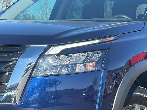 Used 2025 Nissan Pathfinder SV image 4