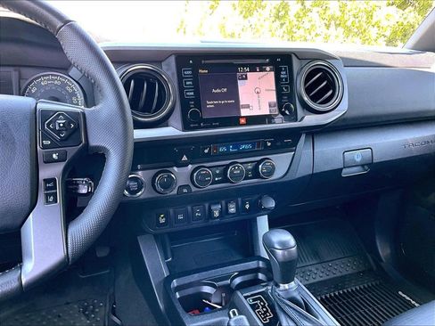 Used 2019 Toyota Tacoma TRD Sport w/ TRD Premium Sport Package AWD/4WD image 18