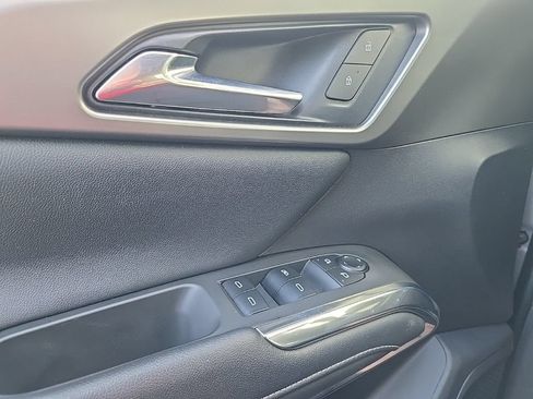 Used 2025 Chevrolet Traverse LT FWD image 12