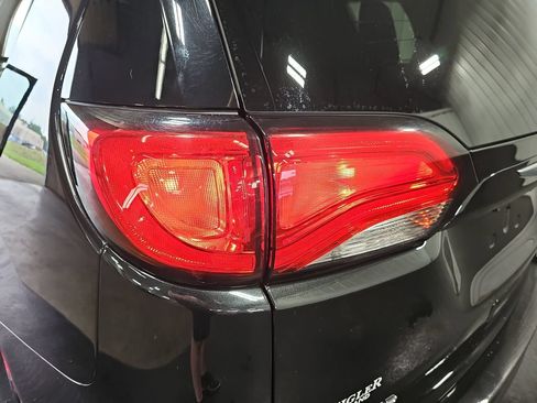 Used 2023 Chrysler Voyager LX FWD image 34