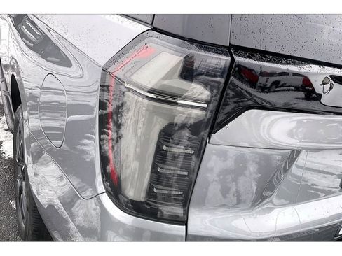 Used 2025 Chevrolet Suburban RST w/ Comfort Package image 32