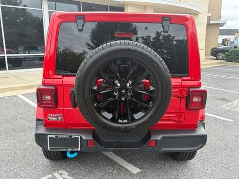 Used 2024 Jeep Wrangler Unlimited Sahara w/ Technology Group AWD/4WD image 6