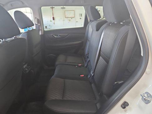 Used 2017 Nissan Rogue SV image 12