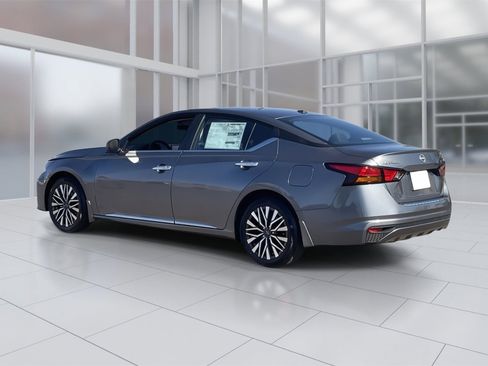 New 2025 Nissan Altima 2.5 SV image 3