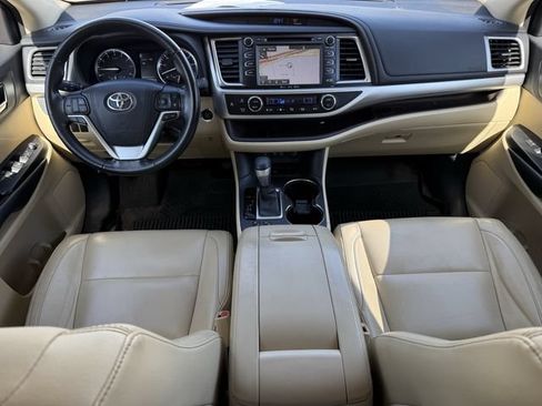 Used 2017 Toyota Highlander XLE FWD image 12