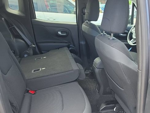 Used 2023 Jeep Renegade Latitude w/ Premium Group AWD/4WD image 9