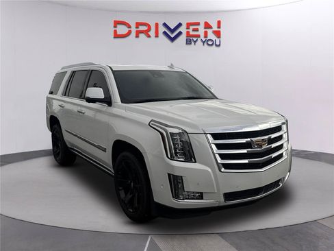 Used 2020 Cadillac Escalade Premium Luxury AWD/4WD image 2