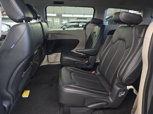 Used 2024 Chrysler Pacifica Touring-L FWD image 10
