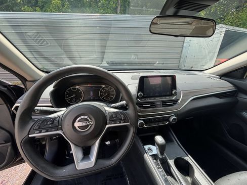 Used 2025 Nissan Altima 2.5 SV FWD image 30