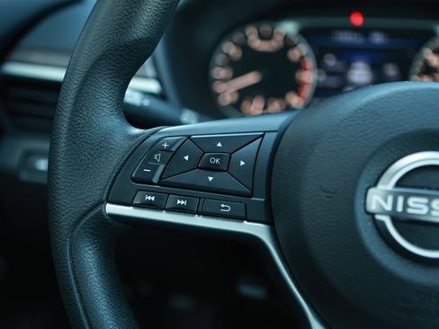 Used 2024 Nissan Altima 2.5 SV image 13