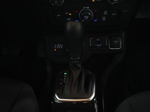 Used 2022 Jeep Renegade Latitude w/ Convenience Group AWD/4WD image 16