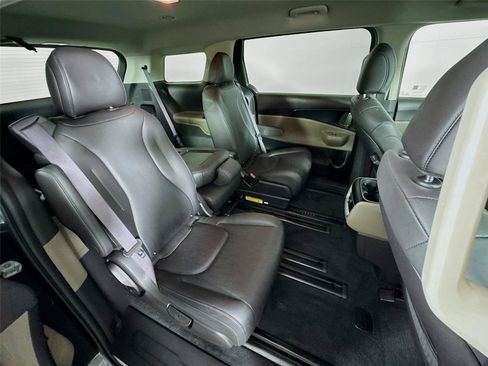 Used 2025 Kia Carnival FWD image 27