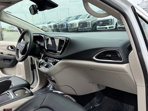 Used 2023 Chrysler Pacifica Touring-L FWD image 19