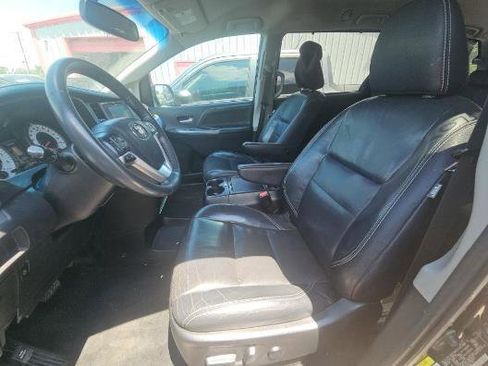 Used 2017 Toyota Sienna SE FWD image 6