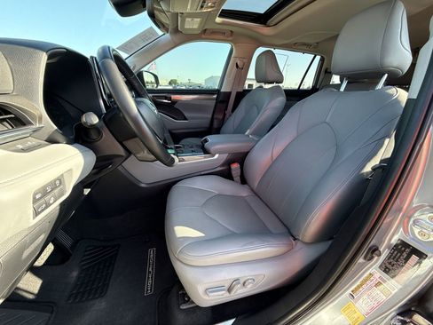 Used 2023 Toyota Highlander Limited FWD image 13