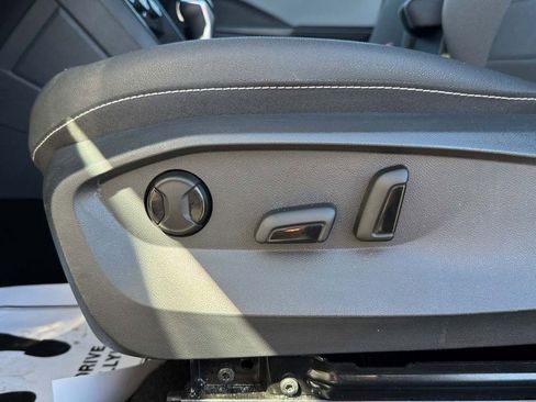 Used 2024 Volkswagen Taos SE image 25