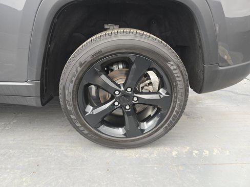 Used 2023 Jeep Grand Cherokee Altitude image 13