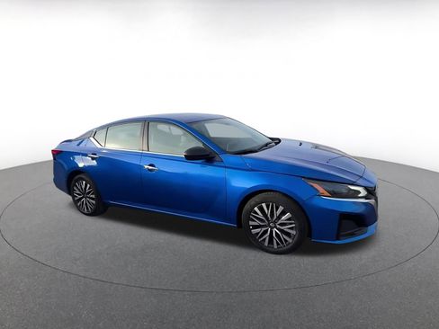 Used 2025 Nissan Altima 2.5 SV image 2