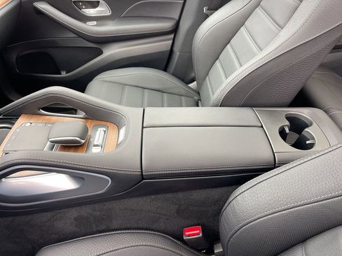 Used 2025 Mercedes-Benz GLS 580 4MATIC image 14