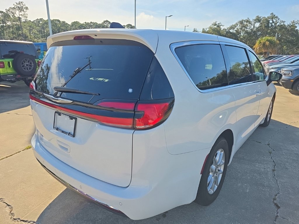 Used 2023 Chrysler Pacifica Touring-L FWD image 4