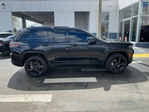 Used 2025 Jeep Grand Cherokee Limited w/ Luxury Tech Group II image 11