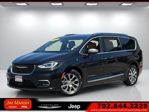 Used 2023 Chrysler Pacifica Pinnacle FWD image 1