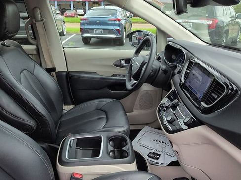 Used 2024 Chrysler Pacifica Touring-L FWD image 10