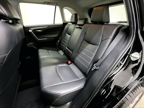 Used 2019 Toyota RAV4 XLE Premium image 21