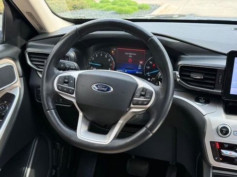 Used 2020 Ford Explorer XLT w/ Equipment Group 202A AWD/4WD image 15