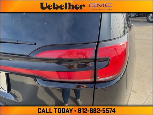 Used 2024 Chrysler Pacifica Touring-L image 8