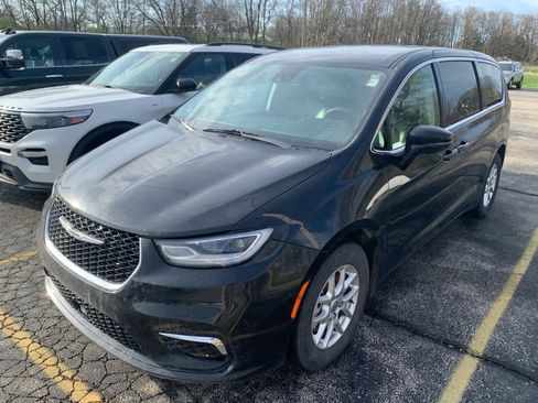 Used 2024 Chrysler Pacifica Touring-L image 1