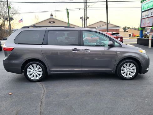 Used 2017 Toyota Sienna LE image 4