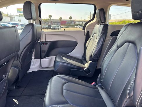 Used 2024 Chrysler Pacifica Touring-L FWD image 23
