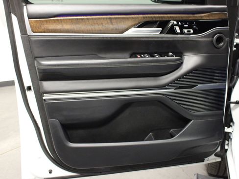 Used 2022 Jeep Grand Wagoneer Series II AWD/4WD image 22