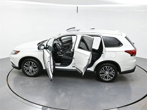 Used 2017 Mitsubishi Outlander SE image 39