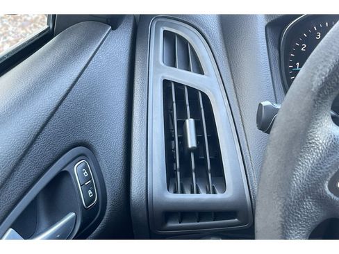 Used 2018 Ford Focus SE FWD image 28