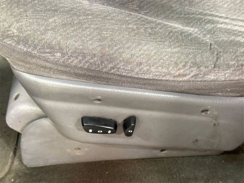 Used 2000 Chrysler Town & Country LX image 19