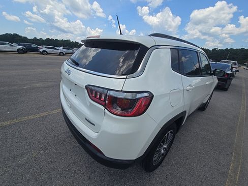 Used 2018 Jeep Compass Latitude w/ Popular Equipment Group FWD image 3