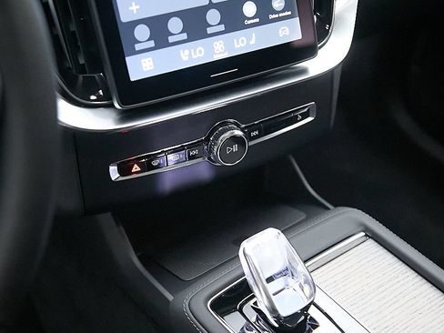 Certified 2025 Volvo XC90 T8 Ultra AWD/4WD image 17