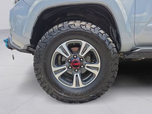 Used 2019 Toyota Tacoma TRD Sport AWD/4WD image 9