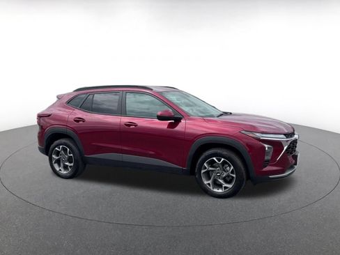 Used 2025 Chevrolet Trax LT FWD image 2