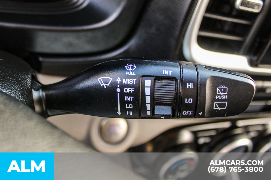 Used 2025 Hyundai Venue SEL FWD image 29