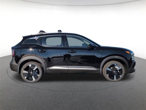 New 2026 Nissan Kicks SR w/ Cold Weather Package image 4