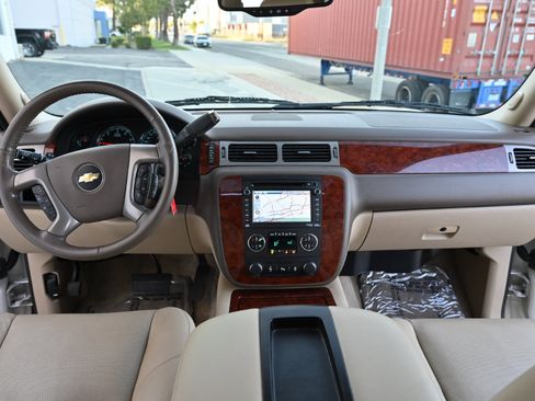 Used 2013 Chevrolet Suburban LTZ RWD image 12