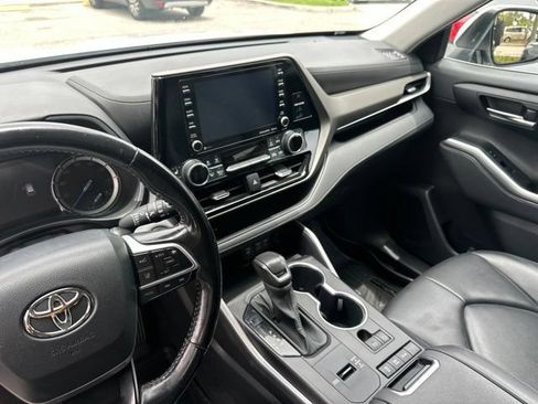 Used 2022 Toyota Highlander XLE AWD/4WD image 4