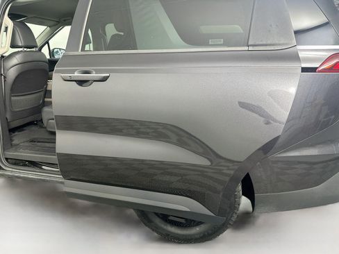 Used 2025 Kia Carnival FWD image 27
