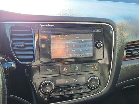 Used 2014 Mitsubishi Outlander GT image 17