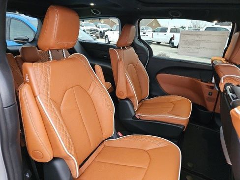 New 2026 Chrysler Pacifica Pinnacle image 16